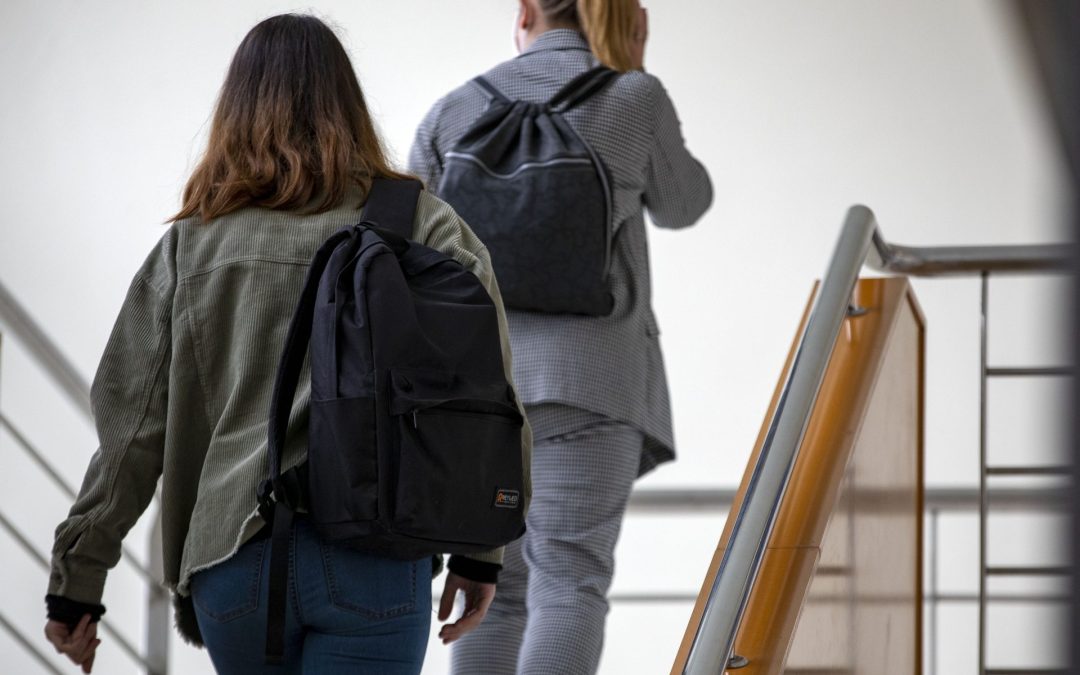 La Xunta duplica las ayudas a los profesores para gastos por formación, en cumplimiento del acuerdo sindical