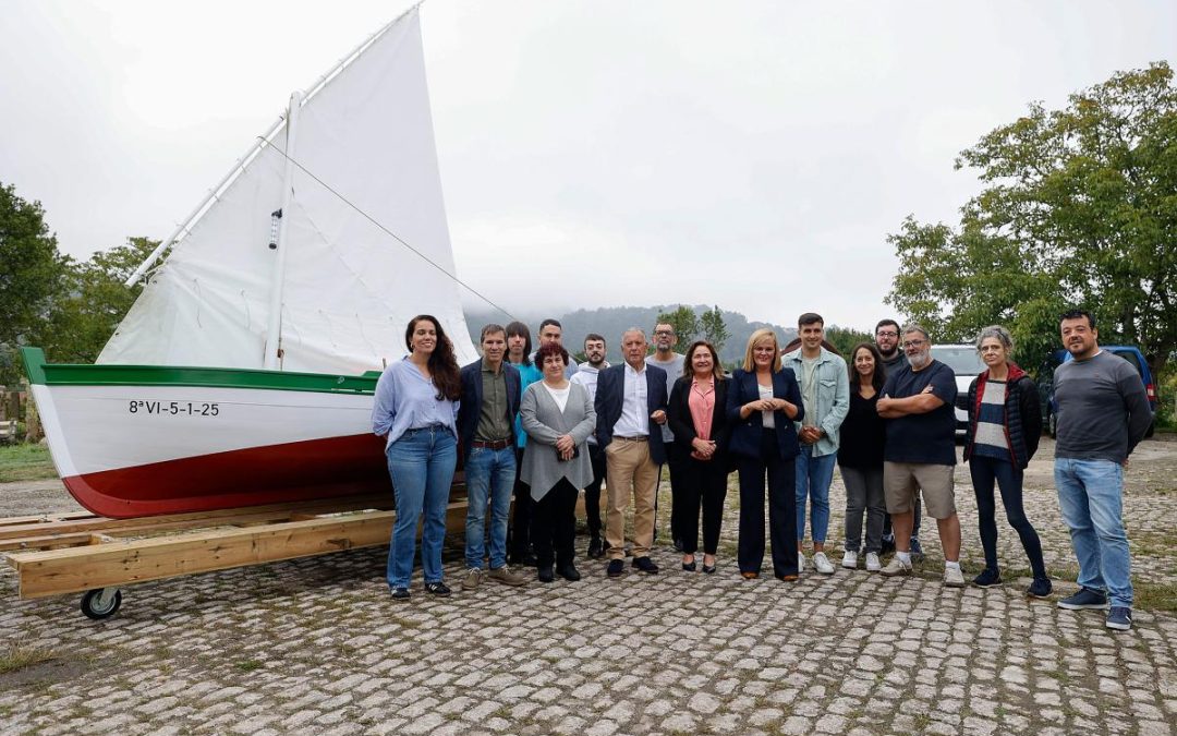 Ana Ortiz destaca la formación de 20 desempleados a través del taller dual ‘Polo mar de Redondela’ que también permitió recuperar el histórico bote ‘Manuel’