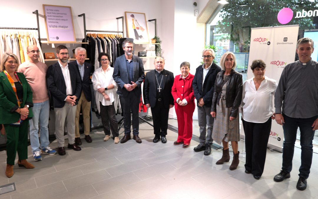 La Xunta pone en valor la nueva tienda Arroupa de Cáritas en Vilagarcía de Arousa como una apuesta por el empleo inclusivo y por la economía circular