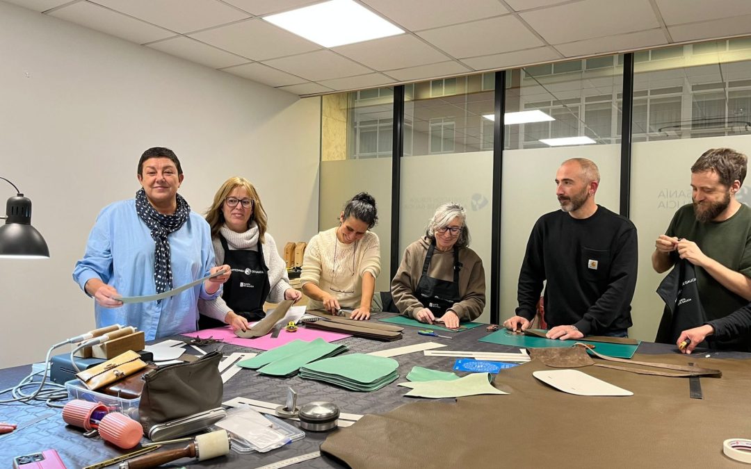 La Xunta inicia en Santiago de Compostela un nuevo curso de especialización en marroquinería en el marco de su programa Aprender da tradición