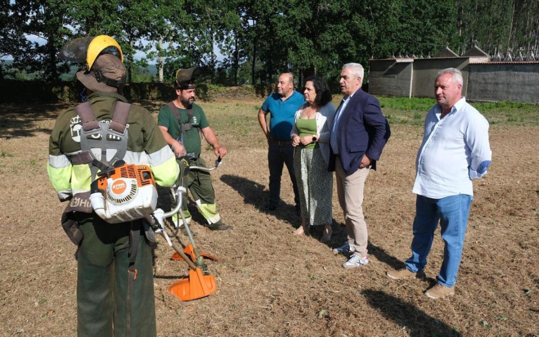 Belén do Campo comproba no Pino o labor dos tres traballadores contratados cun apoio de preto de 51.000 € do programa Galicia Suma Talento: Rural Activo