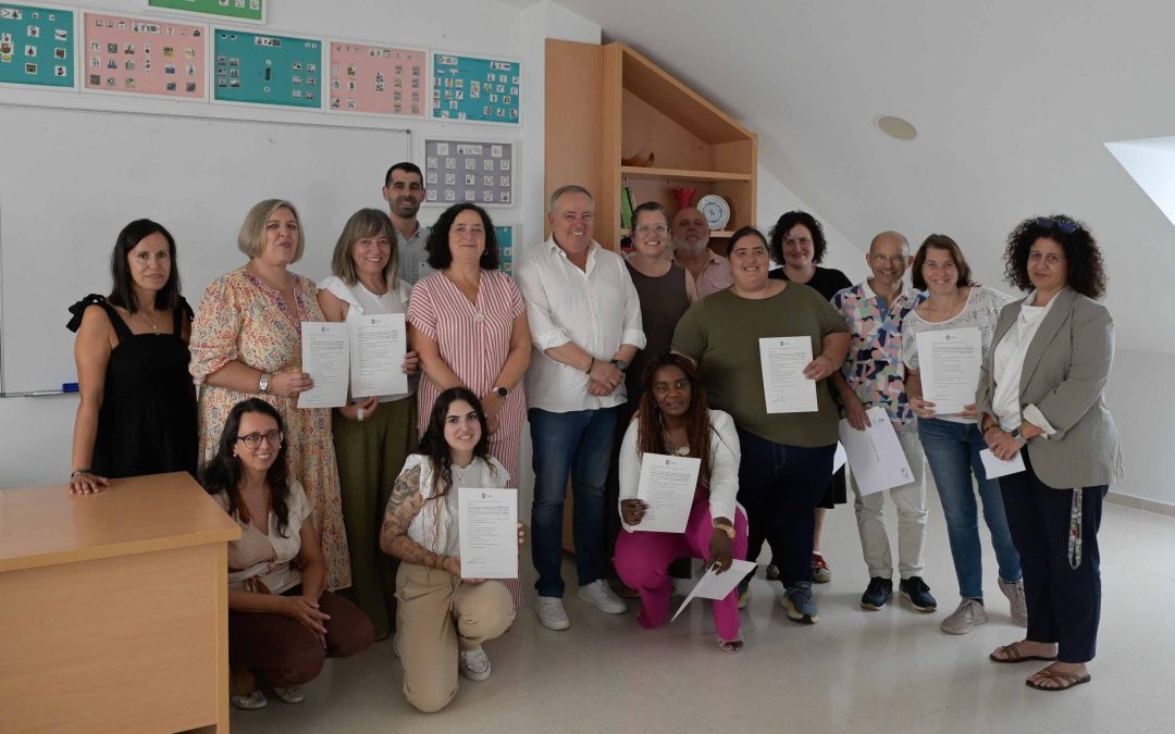Belén do Campo felicita na Laracha aos alumnos que remataron a súa formación de atención sociosanitaria a persoas dependentes grazas a un apoio da Xunta de máis de 52.000€